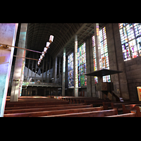 Basel, St. Antonius, Innenraum in Richtung Orgel seitlich