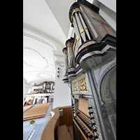 Malters, St. Martin, Blick ber den Spieltisch der Chororgel auf die Chororgel und in die Kirche