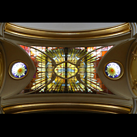 Schwyz, Kollegiumskirche, Buntes Glasdach im Chorraum