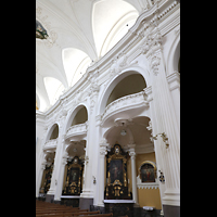 Schwyz, Kollegiumskirche, Seitliches Mittelschiff mit Seitenaltren