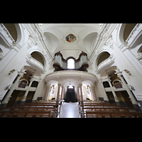 Schwyz, Kollegiumskirche, Innenraum in Richtung Orgel