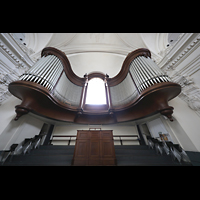 Schwyz, Kollegiumskirche, Orgel mit Spieltisch perspektivisch