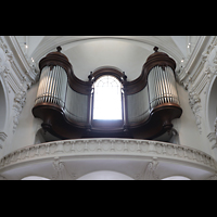 Schwyz, Kollegiumskirche, Orgelempore (beleuchtet)