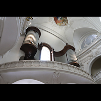 Schwyz, Kollegiumskirche, Ansicht der Orgel schrg von unten (beleuchtet)