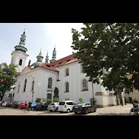 Praha (Prag), Strahov Klter Bazilika Nanebevzet Panny Marie (Klosterkirche), Klosterkirche mit Trmen, Kuppel und Fassade von der Klosterbrauerei St. Norbert aus gesehen