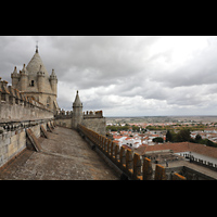 vora, Catedral da S, Dach des Seitenschiffs und Vierungsturm (links)