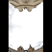 vora, Catedral da S, Blick vom Dach des Hauptschiffs nach oben auf die Trme und den Vierungsturm