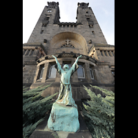 Dresden, Christuskirche, Bronzefigur vor dem Chorraum der Christuskirche