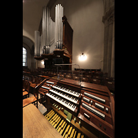 Dresden, Martin-Luther-Kirche, Spieltisch mit Orgel seitlich