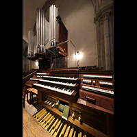 Dresden, Martin-Luther-Kirche, Spieltisch mit Orgel seitlich