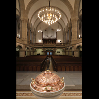 Dresden, Martin-Luther-Kirche, Blick ber das Taufbecken zur Orgel