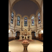 Dresden, Martin-Luther-Kirche, Chorraum mit Taufbecken