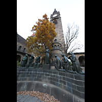 Dresden, Vershnungskirche, Figuren vor der Kirche