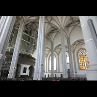 Grlitz, St. Peter und Paul (Sonnenorgel), Innenraum vom Seiteneingang aus mit Blick aufs Glasgemlde mit Jesus im Tempel