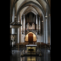 Dsseldorf, Basilika St. Lambertus, Blick vom Altarraum auf die Hauptorgel, links die Kanzel