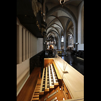 Dsseldorf, Basilika St. Lambertus, Blick ber den mobilen Spieltisch zur Chor- und Hauptorgel