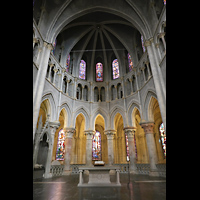 Lausanne, Cathdrale, Chorraum mit bunten Glasfenstern