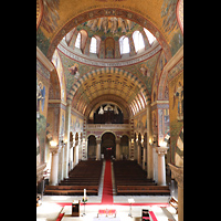 Berlin, Herz-Jesu-Kirche, Innenraum in Richtung Orgel