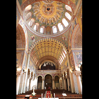 Berlin, Herz-Jesu-Kirche, Innenraum in Richtung Orgel