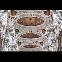 Passau, Dom St. Stephan, Stuck und Fresken im Deckengewlbe - im vorderen Joch das Gitter der Fernorgel (