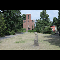 Berlin, St. Joseph Tegel, Kirche mit Kirchplatz