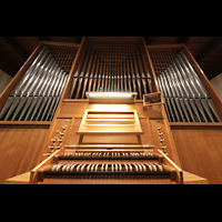 Berlin, Waldkirche Heiligensee, Orgel mit Spieltisch perspektivisch