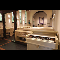 Berlin, Waldkirche Heiligensee, Harmonium mit Blick zum Chor