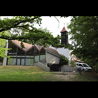 Berlin, Waldkirche Heiligensee, Auenansicht der Kirche vom Wald