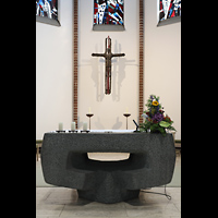 Berlin, St. Marien, Altar und Kruzifix