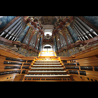 Waldsassen, Stiftsbasilika, Hauptorgel mit Spieltisch (beleuchtet)