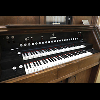 Berlin, Musikinstrumenten-Museum, Scheola-Orgel-Harmonium - Spieltisch seitlich