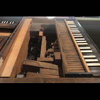 Berlin, Musikinstrumenten-Museum, Prozessions-Orgel - Pfeifenwerk mit gekrpften Holzpfeifen