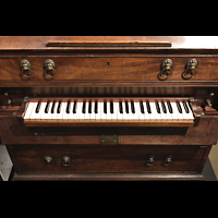 Berlin, Musikinstrumenten-Museum, Schreibsekretr-Orgel - Manual