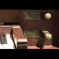Berlin, Musikinstrumenten-Museum, Schreibsekretr-Orgel - Registerzge rechts