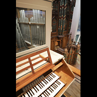 Berlin, Musikinstrumenten-Museum, Marcussen-Orgel - Blick ber den Spieltisch zur Gray-Orgel