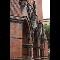 Berlin, American Church in Berlin (ehem. Lutherkirche am Dennewitzplatz), Spitzbgen an der Fassade