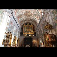 Sevilla, Hospital de los Venerables, Iglesia, Blick zur bemalten Decke und zur Orgel