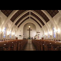 Berlin, Johanneskirche Frohnau, Innenraum in Richtung Chor mit Beleuchtung