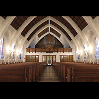 Berlin, Johanneskirche Frohnau, Innenraum in Richtung Orgel mit Beleuchtung