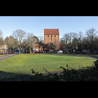 Berlin, Johanneskirche Frohnau, Blick ber den Zeltinger Platz zur Kirche