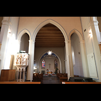 Berlin, Alte Pfarrkirche 'Zu den Vier Evangelisten' (Dorfkirche Pankow), Chorraum mit Kanzel, Positiv und Altar