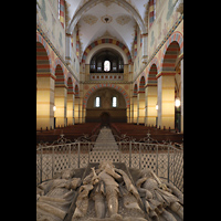 Knigslutter, Kaiserdom, Blick ber die Sarkophage Kaiser Lothars, seiner Frau und ihres Schwiegersohns zur Orgel