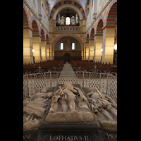 Knigslutter, Kaiserdom, Blick ber die Sarkophage in der Vierung zur Orgel