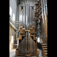 Stockholm, Uppenbarelsekyrkan (Auferstehungskirche), Blick vom Dach der probeaufgebauten Orgel des Prager Veitsdoms auf die beiden Orgeln