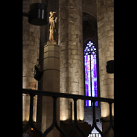 Barcelona, Baslica de Santa Mara del Mar, Statue der Mara del Mar mit Schiff, im Hintergrund ein modernes Glasfenster