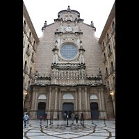 Montserrat, Abadia de Montserrat, Baslica Santa Mara, Inneres Atrium und Fassade der Basilika mit Reliefs