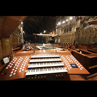 Montserrat, Abadia de Montserrat, Baslica Santa Mara, Mobiler elektrischer Spieltisch im Chorraum mit Blick in die Basilika