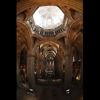 Barcelona, Catedral de la Santa Creu i Santa Eullia, Blick vom Triforium ber dem Hauptportal in die Kuppel und zum Chorraum