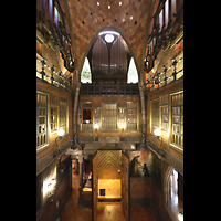 Barcelona, Palau Gell (Gaudi), Blick von der mittleren Etage zur Orgel und in die Haupthalle