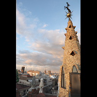 Barcelona, Palau Gell (Gaudi), Blick an der Dachlaterne vorbei auf die Kathedrale und zur Baslica del P